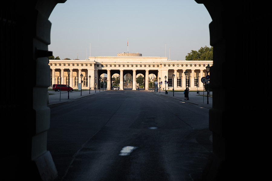 Heldentor, äußeres Burgtor mit Inschrift Franciscus I. IMperator