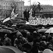 Anti-Waldheim Demonstration 1986. Demonstration am Heldenplatz in Wien 1986: Menschenmenge mit Schirmen und einem Transparent: "2 Jahre gelogen - Go Kurti go!". © VGA (E10/284)