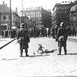 1.Mai 1933. Aufmarschverbot für politische Parteien: Bundesheer in Bereitschaft, im Hintergrund zahlreiche Passanten hinter Stacheldraht. © ÖNB / Hilscher (H 1985/7)