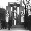 Februar 1934. Mit Kruckenkreuzfahnen verhülltes Republikdenkmal, Dollfuß-Bild. © ÖNB / Hilscher (H 2437/8)