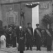 Gedenktafelenthüllung der Feuerwehr am Hof. Feuerwehrleute vor der Gedenktafel. © ÖNB / Blaha (2667/12)