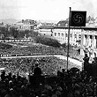 Hitler am Heldenplatz. Hitler am Balkon der Hofburg bei seiner historischen Rede. Blick über den Heldenplatz mit der Menschenmenge. © ÖNB (S 60/48)