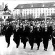 Gedenkmarsch der Regierung für Ernst Kirchweger. Die Bundesregierung marschierrt in Gedenken für den bei Demonstration bei der Oper ums Leben gekommen Pensionisten Ernst Kirchweger über den Heldenplatz. © ÖNB / Kern, F. (FO401807/01)