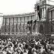 Kundgebung auf dem Heldenplatz. Menschenmenge vor der Hofburg. Zahlreiche Hakenkreuzfahnen. © ÖNB (Pz 1938 III 12 /Wien/3/2)