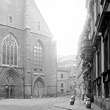 Wien 1, Minoritenplatz. Aufnahme von Einmündung der Abraham a Sancta Claragasse entlang Liechtenstein'schem Majoratshaus und Palais Dietrichstein gegen den Neubau des Haus-, Hof-und Staatsarchivs; links Teil der West-Fassade der Minoritenkirche, anschließend NW-Ecke des Minoritenklosters. © ÖNB / Stauda (ST 477F)