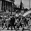 Kriegsende. 1945 - Am Parlament ziehen Menschen mit rot-weiß-roten Fahnen und zum Teil in KZ-Häftlingskleidung vorbei. © VGA (E2/756)