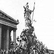 Anschluss 1938. Menschenmassen vor dem Parlament und auf der Pallas Athene in Erwartung Adolf Hitlers. © ÖNB (436.402-B)